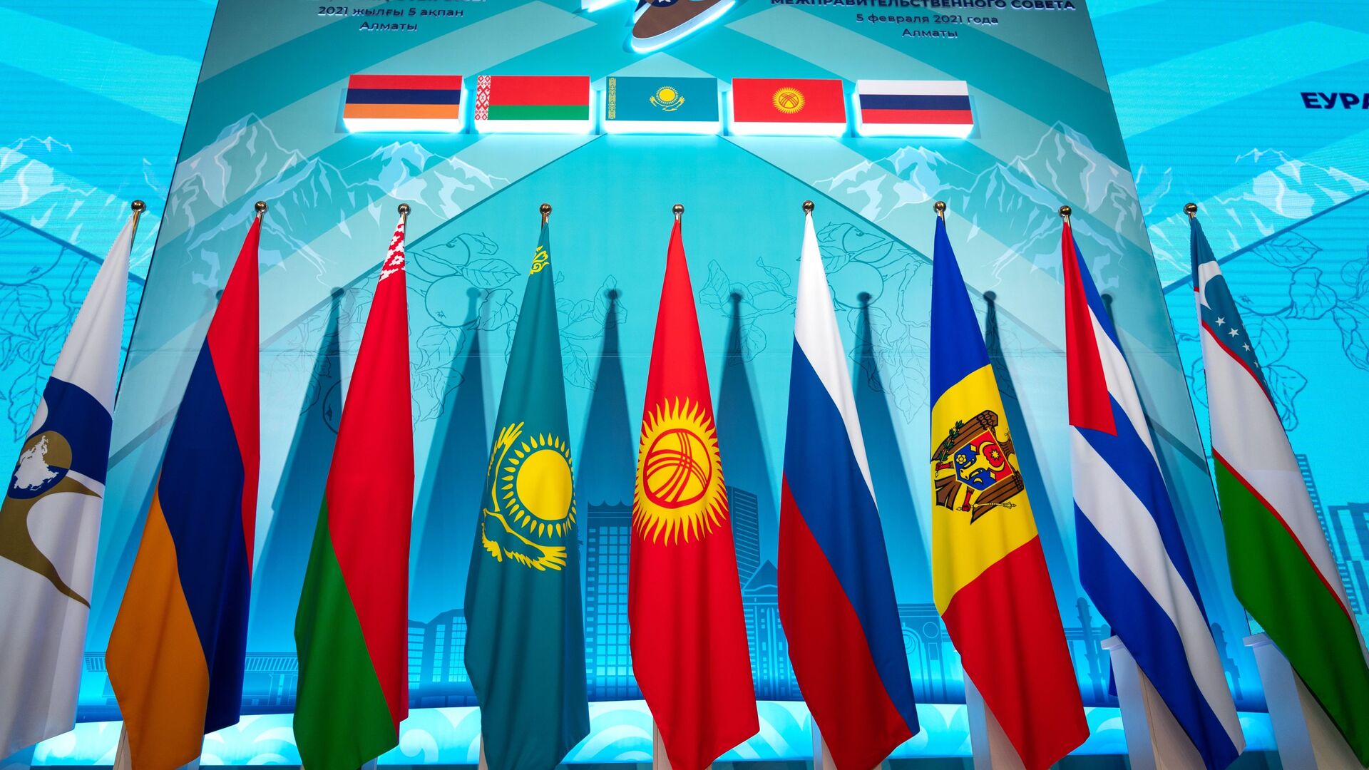 Флаги стран-участниц ЕАЭС и государств-наблюдателей при союзе - Sputnik Узбекистан, 1920, 10.02.2022