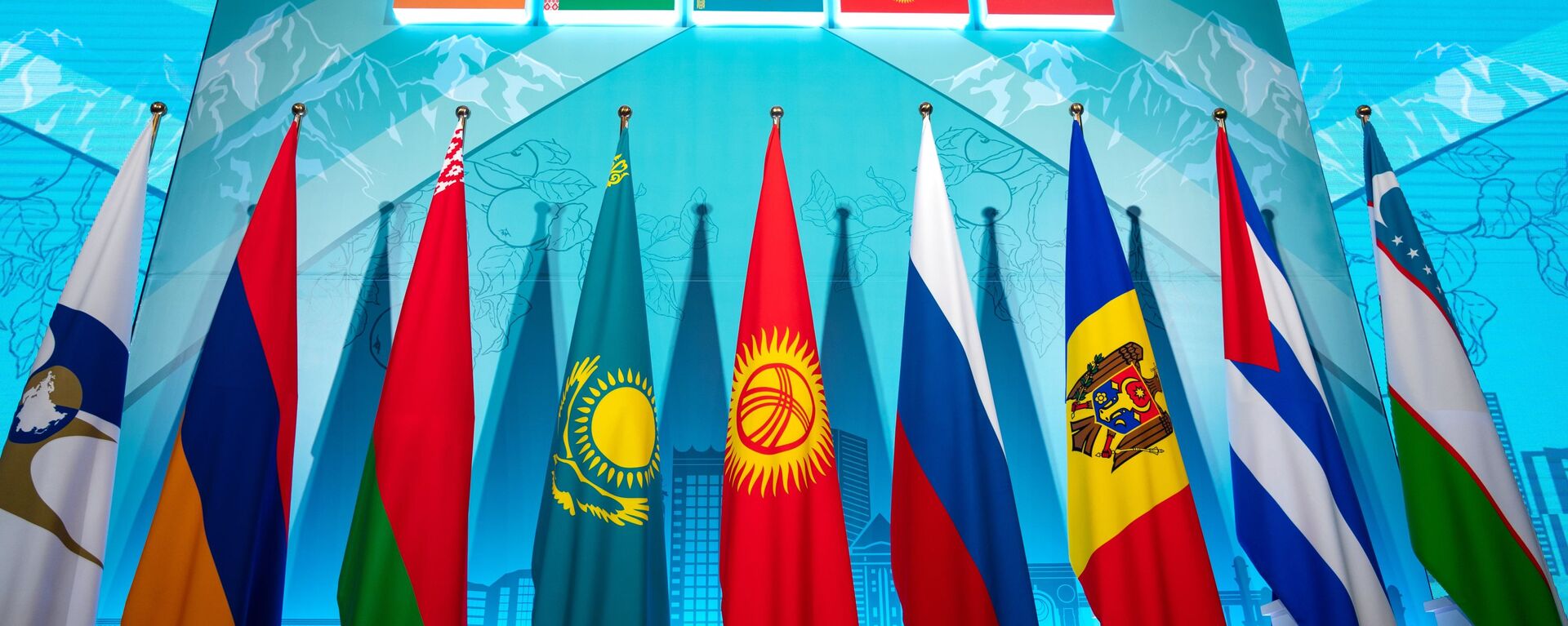 Флаги стран-участниц ЕАЭС и государств-наблюдателей при союзе - Sputnik Узбекистан, 1920, 16.03.2021