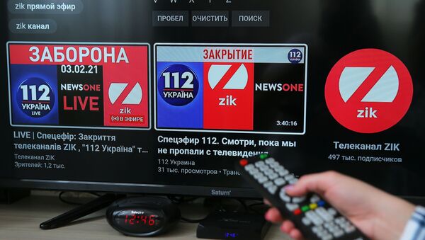 Экран телевизора с интернет-трансляцией телеканалов 112.Украина и ZIK  на платформе видеохостинга YouTube - Sputnik Узбекистан
