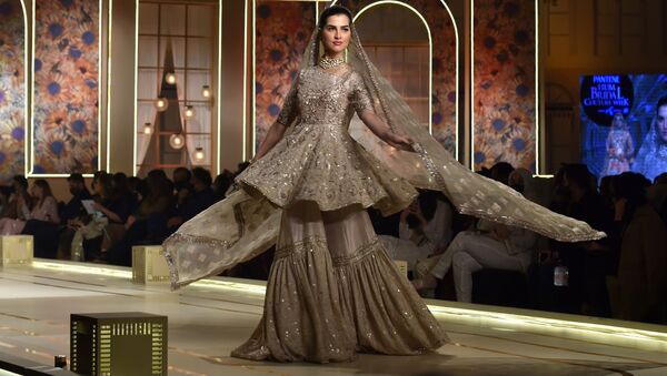 Модель во время презентации коллекции Ayesha and Usman Ali на показе мод Hum Bridal Couture Week в Лахоре  - Sputnik Узбекистан