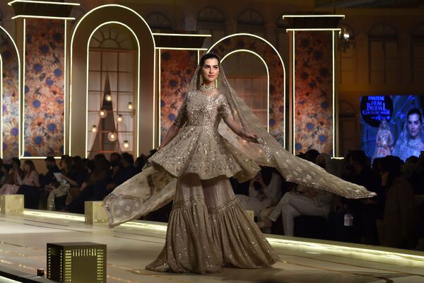 В Пакистане в месте под названием Лахор прошел модный показ коллекции Ayesha and Usman Ali на Hum Bridal Couture Week. - Sputnik Узбекистан