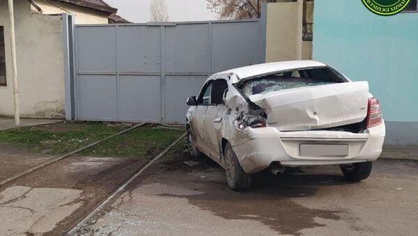 Автомобиль Cobalt пострадал в аварии с тепловозом - Sputnik Узбекистан