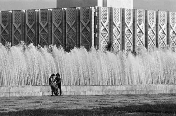 Пара около фонтанов в Ташкенте, август 1984 года. - Sputnik Узбекистан