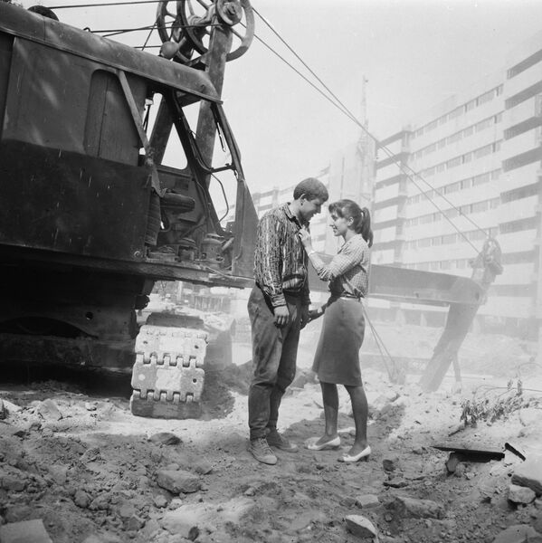 Молодые строители из Москвы во время возведения нового жилого района в Ташкенте после сильнейшего землетрясения 1966 года. - Sputnik Узбекистан
