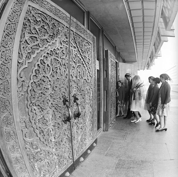 Молодожены у входа в Ташкентский филиал Центрального музея В. И. Ленина, 1980 год. - Sputnik Узбекистан