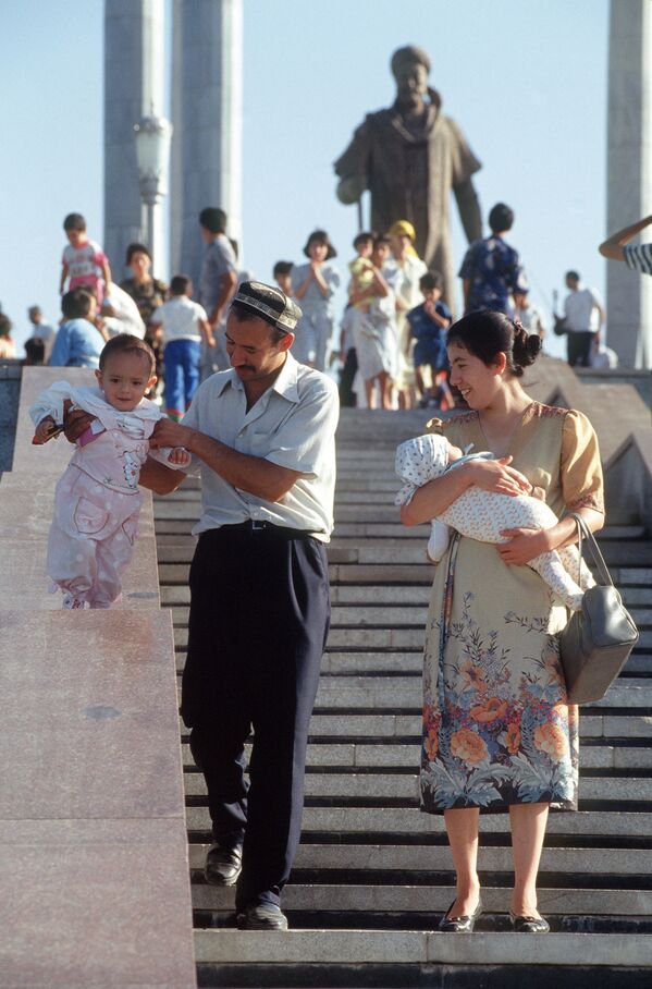 Ташкентская семья во время прогулки в центре города, 1994 год. - Sputnik Узбекистан