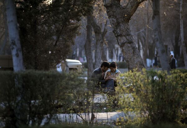 Мужчина и женщина в парке имени Тельмана в Ташкенте, 1978 год. - Sputnik Узбекистан