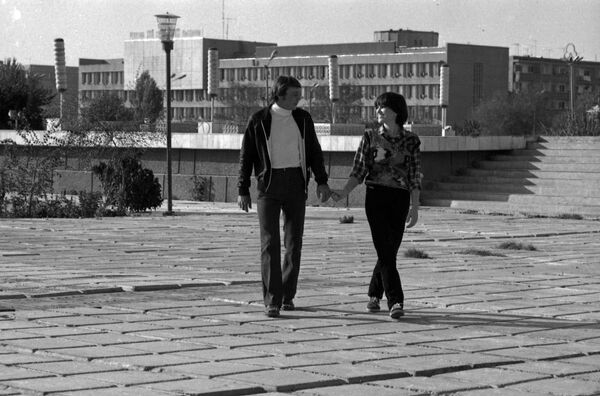 Роза и Бахтияр Аллабергеновы прогуливаются по улицам Ургенча, март 1983 года. - Sputnik Узбекистан