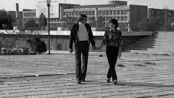 Роза и Бахтияр Аллабергеновы прогуливаются по улицам Ургенча, март 1983 года. - Sputnik Узбекистан