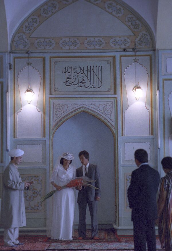 Верующие молодожены после свадебной молитвы в Золотой мечети, сентябрь 1986 года. - Sputnik Узбекистан