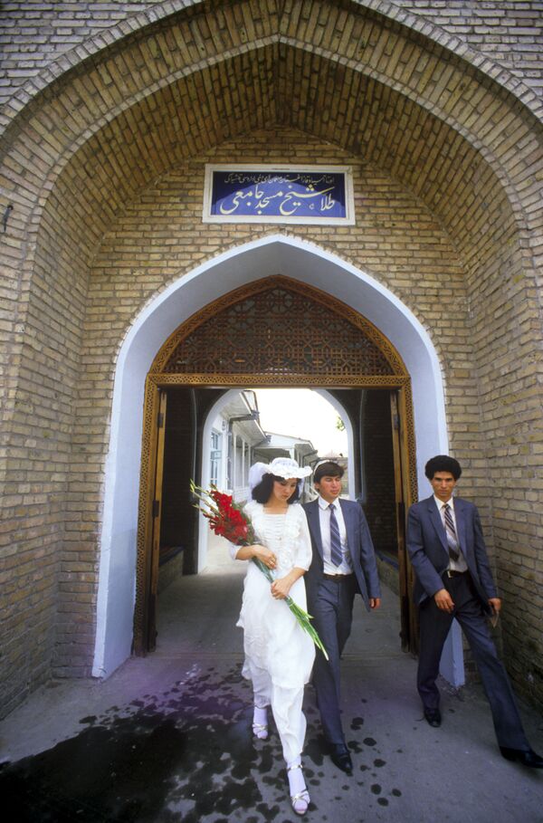 Молодожены после свадебной молитвы. Ташкент, июнь 1986 года. - Sputnik Узбекистан