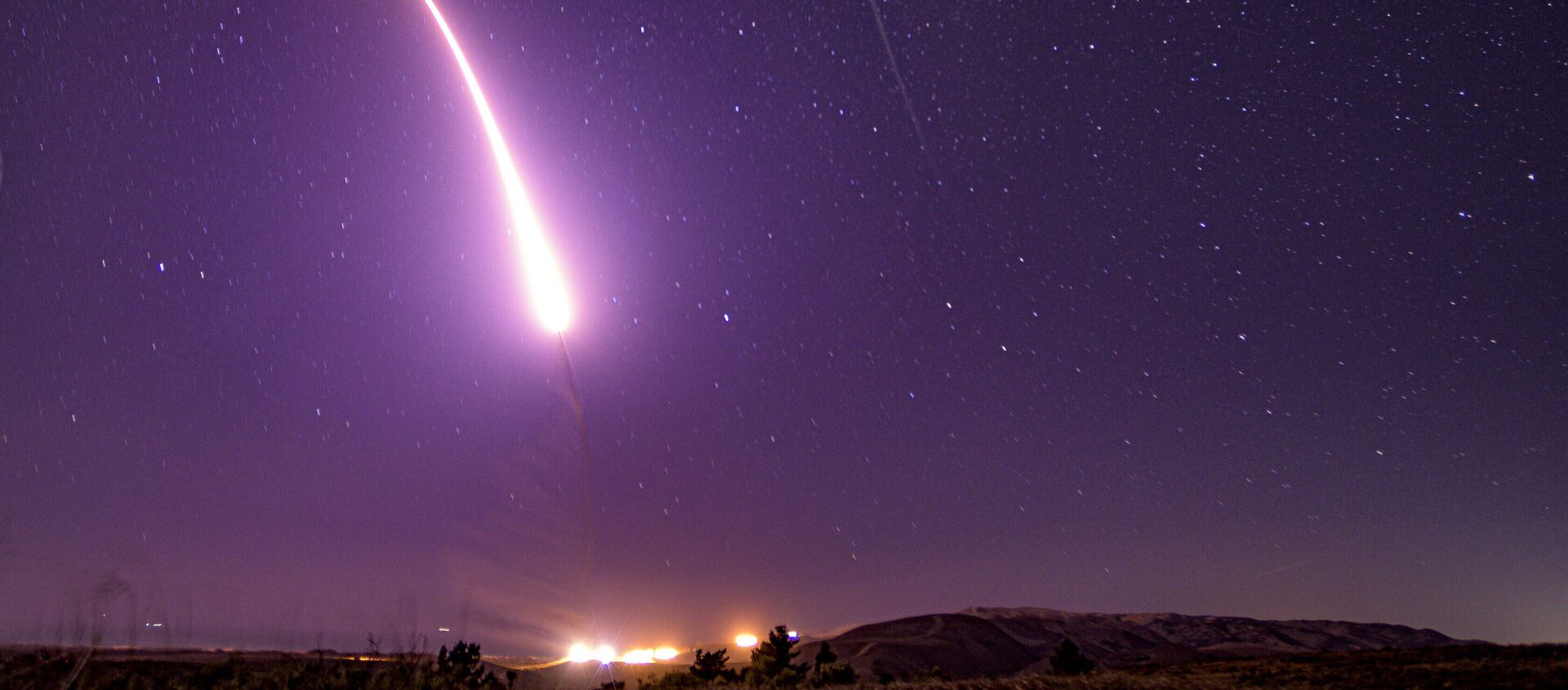 Пуск американской межконтинентальной баллистической ракеты Minuteman III - Sputnik Ўзбекистон, 1920, 10.02.2021