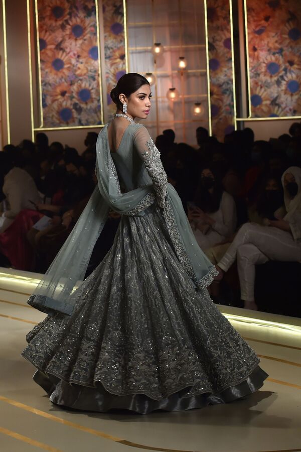 Модель во время презентации коллекции Ayesha and Usman Ali на показе мод Hum Bridal Couture Week в Лахоре  - Sputnik Ўзбекистон