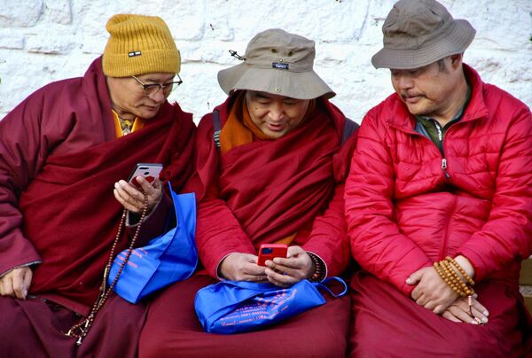 Тибетские монахи в городе Лхаса. - Sputnik Узбекистан