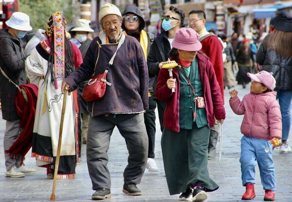 Местные жители города Лхаса в Тибете. - Sputnik Узбекистан