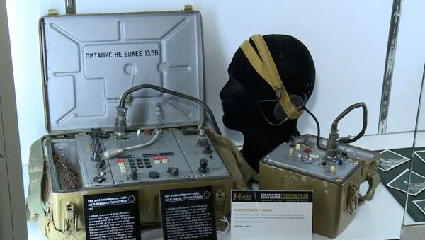 Аукцион шпионских устройств КГБ: зуб с цианидом и ботинки с радаром - Sputnik Узбекистан
