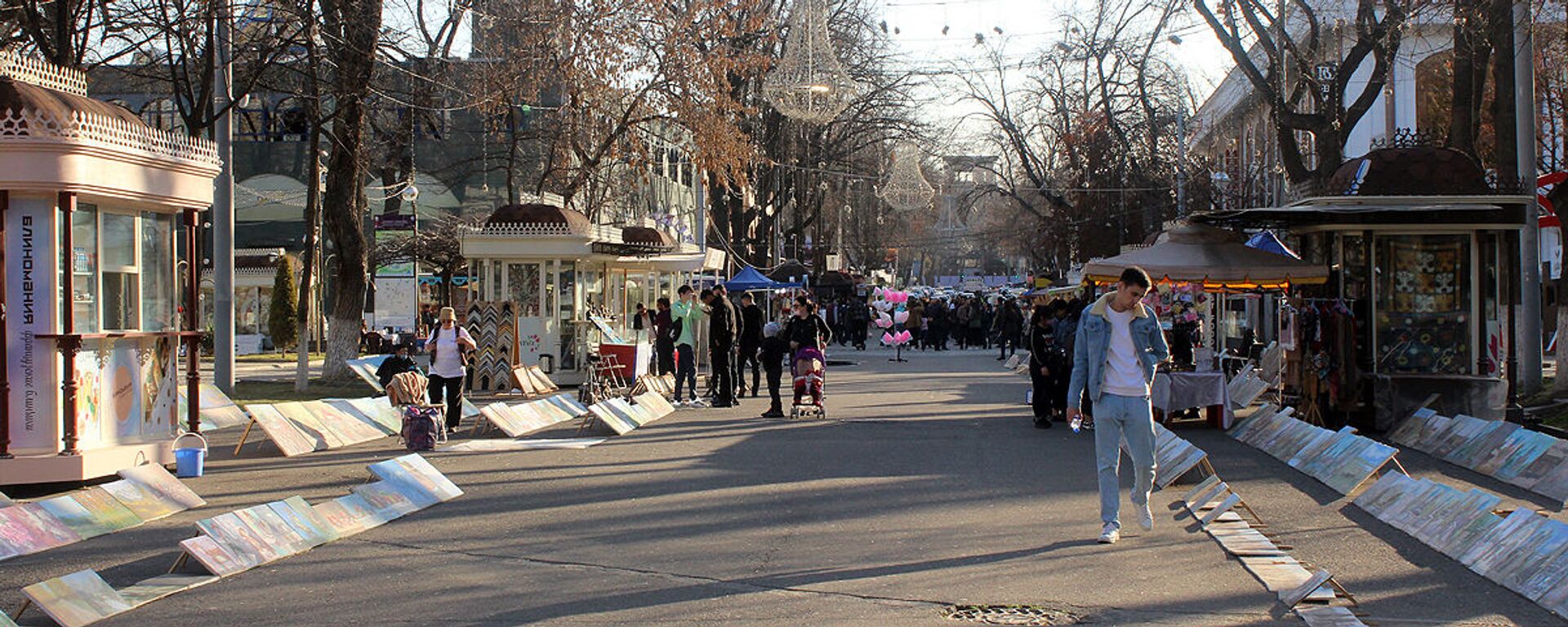 На улицах города уже много людей - жители гуляют с детьми, отдыхают и ждут весну. - Sputnik Узбекистан, 1920, 13.02.2021