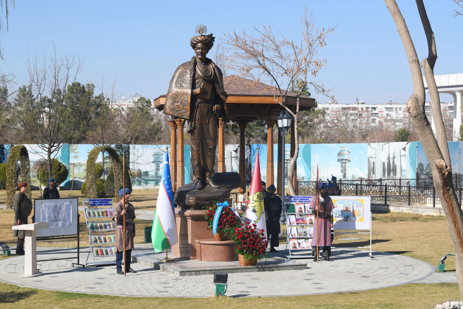 Мероприятия в Аллее литераторов в честь 538-летия со дня рождения Бабура - Sputnik Узбекистан, 1920, 10.03.2021