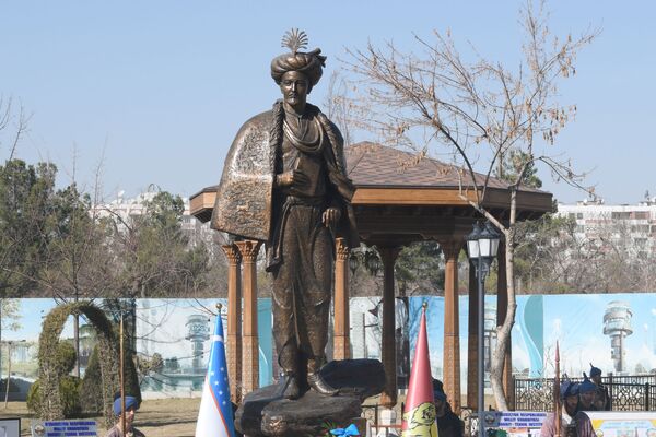 Памятник Бабуру на Аллее литераторов в Ташкенте. Ежегодно отдать дань его памяти сюда приходят представители творческой интеллигенции, широкой общественности, учащаяся молодежь - Sputnik Узбекистан