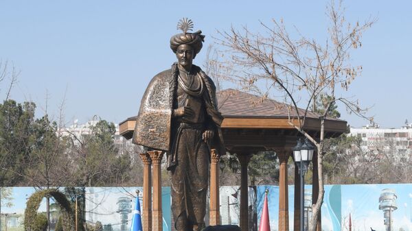 Памятник Бабуру в Аллее литераторов в Ташкенте - Sputnik Узбекистан