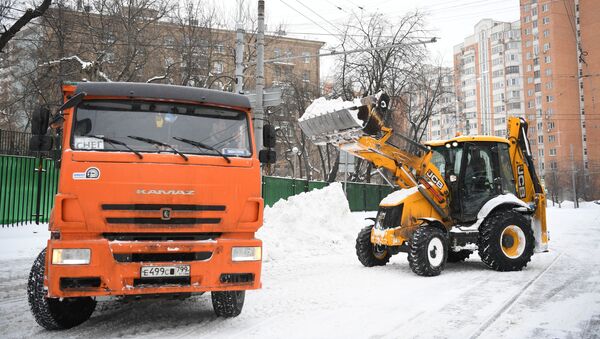 Горячая пора: коммунальные службы продолжают очищать московские улицы от снежных завалов  - Sputnik Ўзбекистон