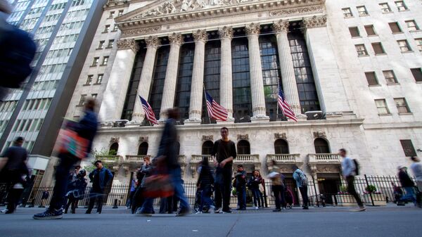 Нью-Йоркская фондовая биржа, расположенная на улице Уолл-Стрит. - Sputnik Ўзбекистон