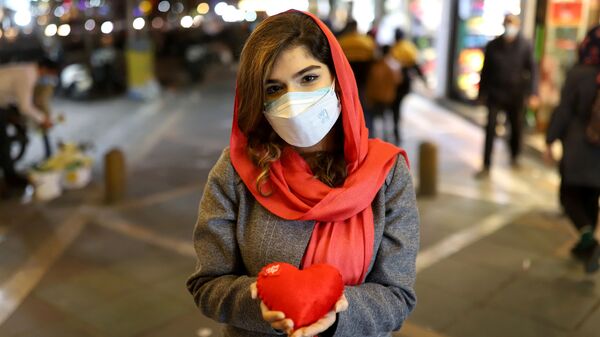Девушка позирует с подушкой в виде сердца в Тегеране  - Sputnik Узбекистан