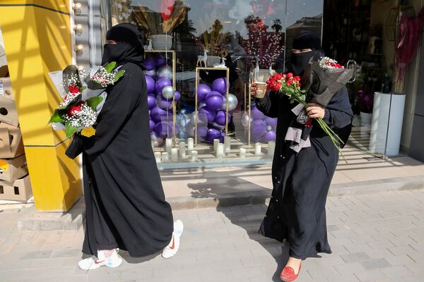 Девушки со цветами в день Святого Валентина в Саудовской Аравии  - Sputnik Ўзбекистон