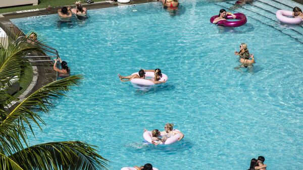 Пары в бассейне во время празднования Дня святого Валентина в Майами-Бич - Sputnik Узбекистан