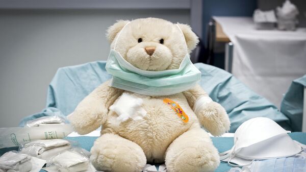 Игрушка медведя в детской больничной палате - Sputnik Ўзбекистон