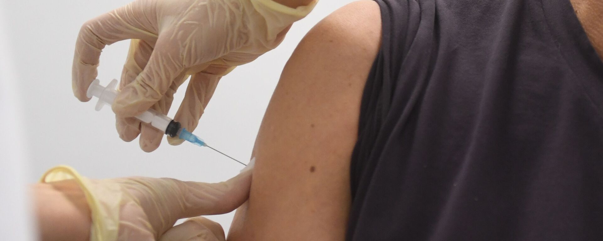 Мужчина вакцинируется против COVID-19 - Sputnik Ўзбекистон, 1920, 15.02.2021