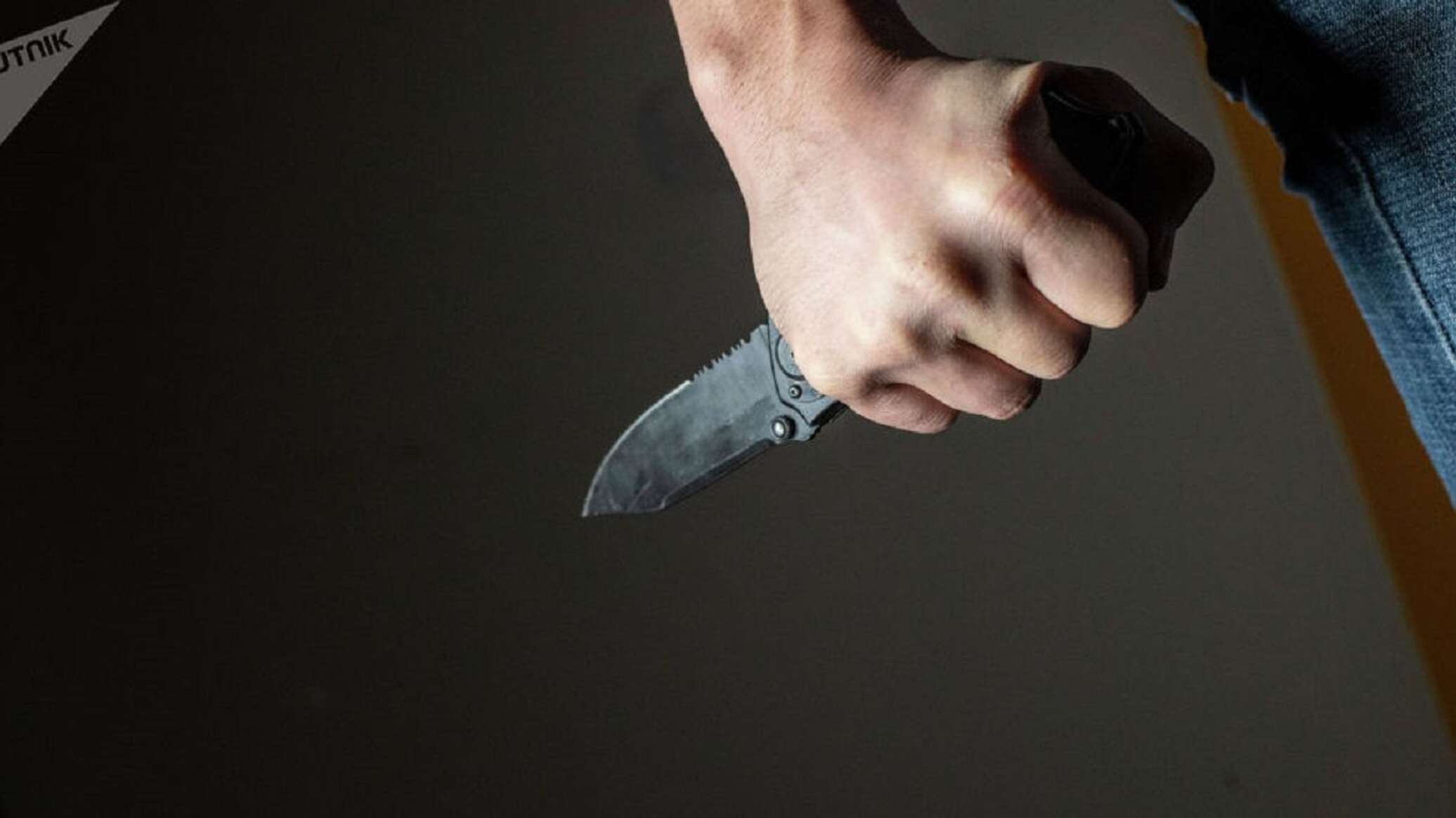Человек угрожает ножом