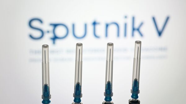 Шприцы на фоне логотипа Спутник V - Sputnik Узбекистан
