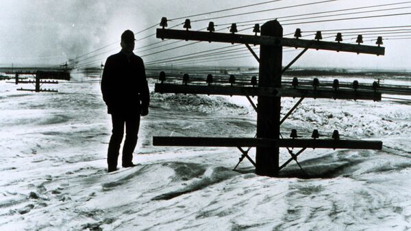 Мужчина на снегу после сильнейшей метели в Северной Дакоте, 1966 год - Sputnik Узбекистан