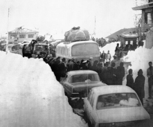 Переполненная улица после сильного снегопада в Тегеране. Иран, 1972. - Sputnik Узбекистан