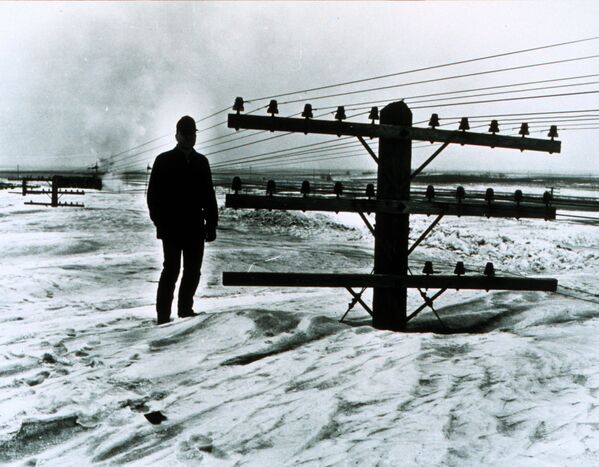Мужчина на снегу после сильнейшей метели в Северной Дакоте, 1966 год. - Sputnik Узбекистан