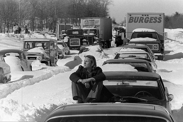 Пробка на шоссе 128 в Массачусетсе, образовавшаяся в результате сильного снегопада в феврале 1978 года. - Sputnik Узбекистан