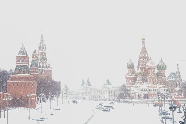Собор Василия Блаженного и башни Московского Кремля во время снегопада, 2021 год - Sputnik Узбекистан