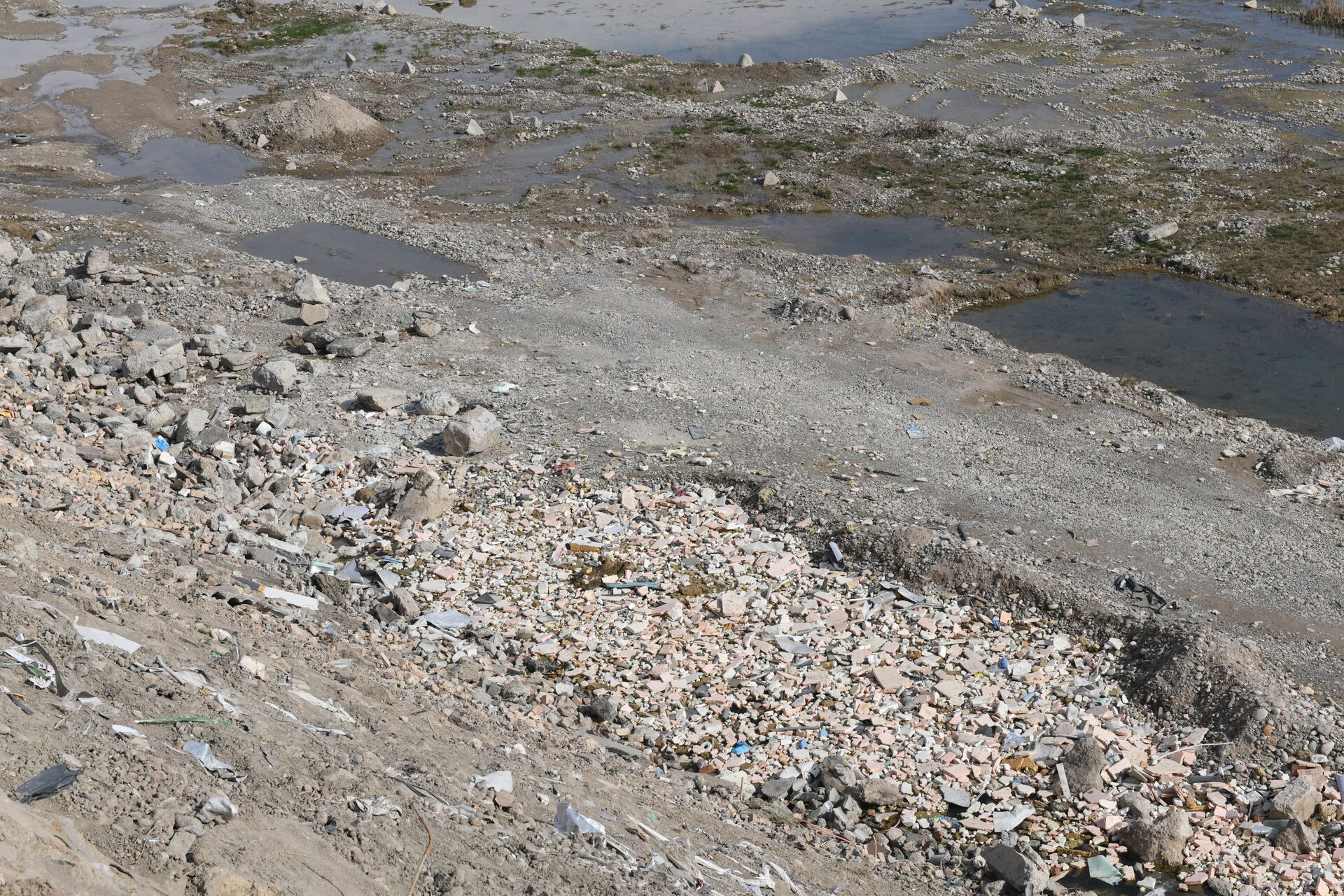 Строительный мусор в реке Чирчик - Sputnik Узбекистан, 1920, 09.03.2021