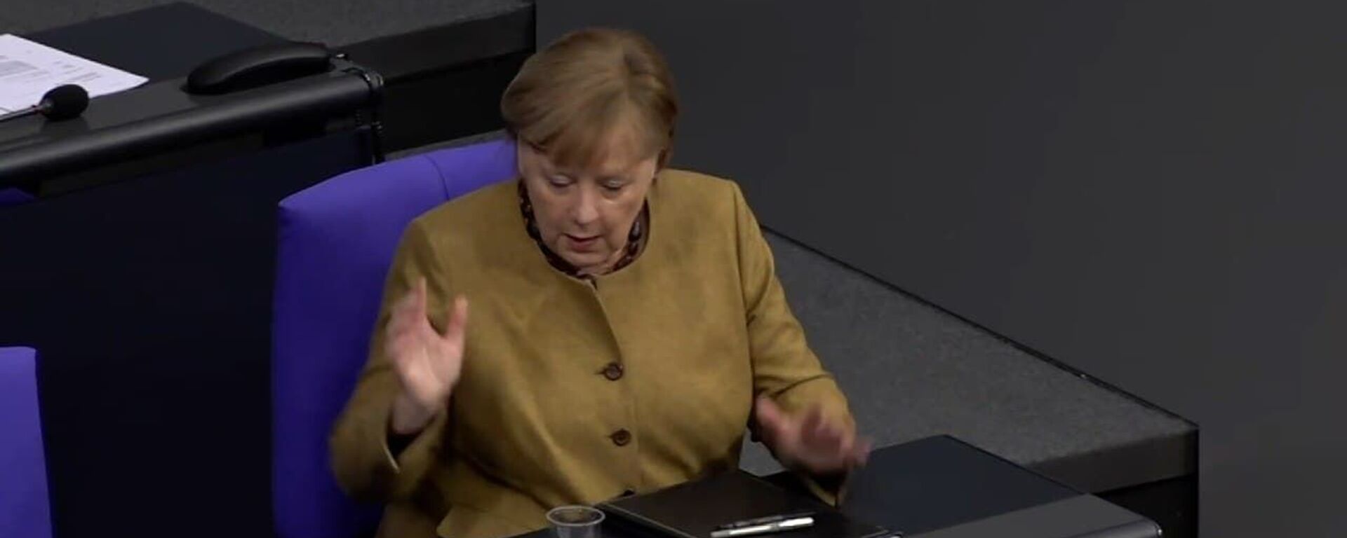 Меркель забыла надеть маску: ее реакция на конфуз стала вирусной - видео - Sputnik Узбекистан, 1920, 19.02.2021