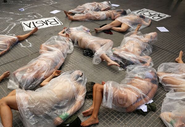 Обнаженные женщины в полиэтиленовых пакетах во время акции протеста против насилия в отношении женщин после убийства Урсулы Бахилло в Буэнос-Айресе, Аргентина. - Sputnik Узбекистан