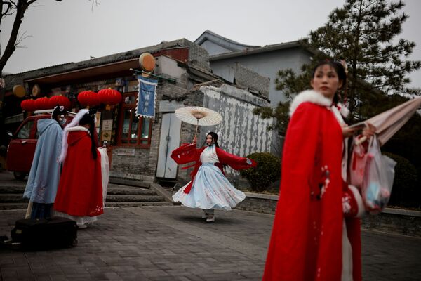 Девушки в традиционных платьях во время празднования Лунного Нового года в Пекине, Китай. - Sputnik Узбекистан