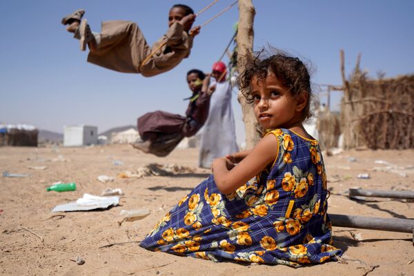 Девочка ожидает своей очереди у качелей  в лагере для внутренне перемещенных лиц в Марибе, Йемен. - Sputnik Узбекистан