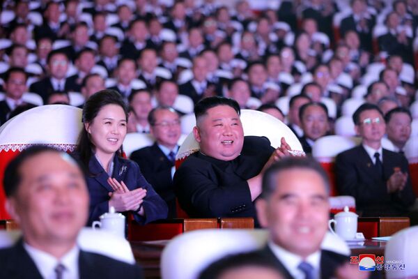 Лидер Северной Кореи Ким Чен Ын с супругой Ли Соль Чжу на музыкальном представлении, посвященном годовщине Ким Чен Ира. - Sputnik Узбекистан