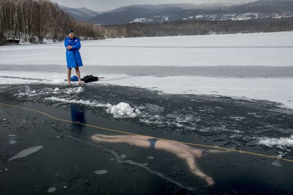 Чешский фридайвер Давид Венцл во время тренировки по плаванию подо льдом. - Sputnik Узбекистан