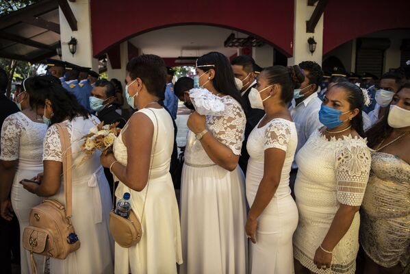 Массовая свадьба в День святого Валентина в Манагуа, Никарагуа. - Sputnik Узбекистан