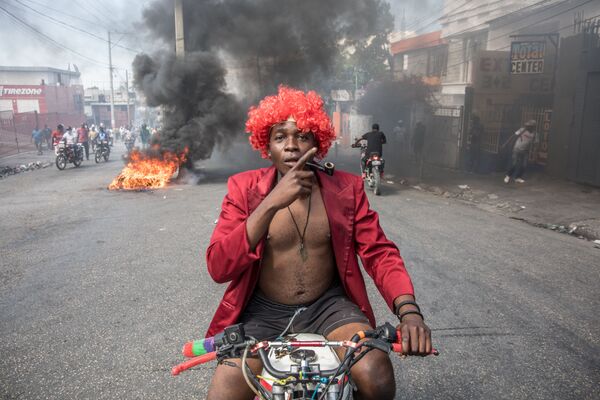 Участник антиправительственной демонстрации в Порт-о-Пренсе, Гаити. - Sputnik Узбекистан