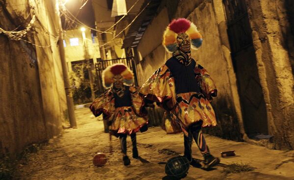 Участники традиционного карнавала в пригороде Рио-де-Жанейро. - Sputnik Узбекистан