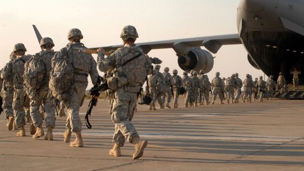 Американские военные во время посадки на самолет на авиабазе в Киркуке, Ирак - Sputnik Узбекистан