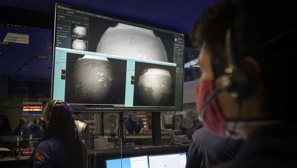Члены команды NASA наблюдают за первыми изображениями, полученными с марсохода Perseverance после его посадки на Марс - Sputnik Узбекистан